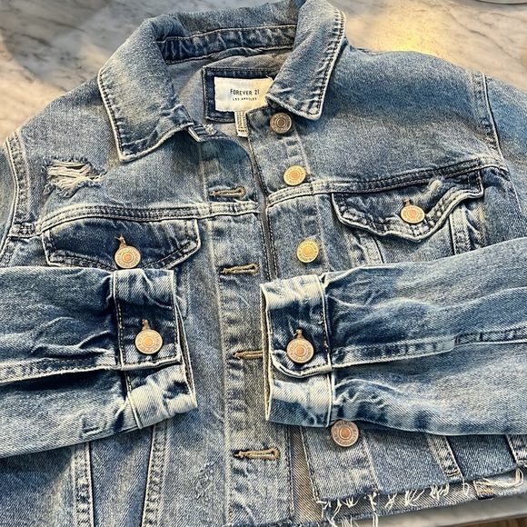 Never worn forever 21 distressed cropped jean jacket - Picture 5 of 9